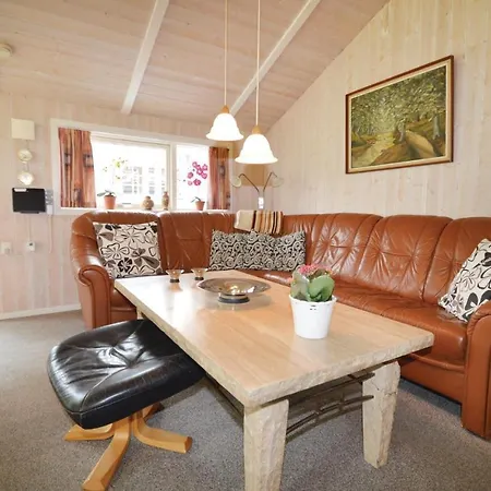Дом отдыха Four-bedroom Holiday In *