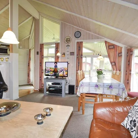 Дом отдыха Four-bedroom Holiday In